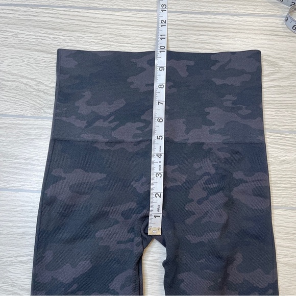 Spanx Green Camouflage Look at Me Now Seamless Leggings Women’s size Small - Picture 8 of 12